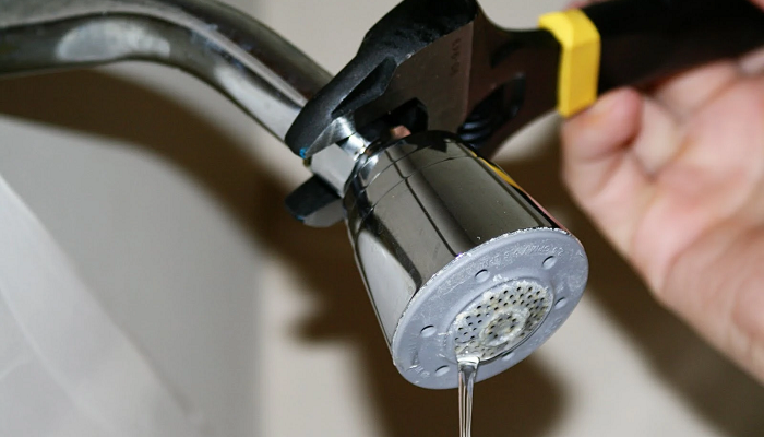 Arreglando una ducha que gotea